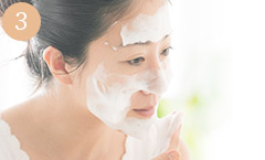 ご使用方法3　たくさんの泡で洗顔する女性